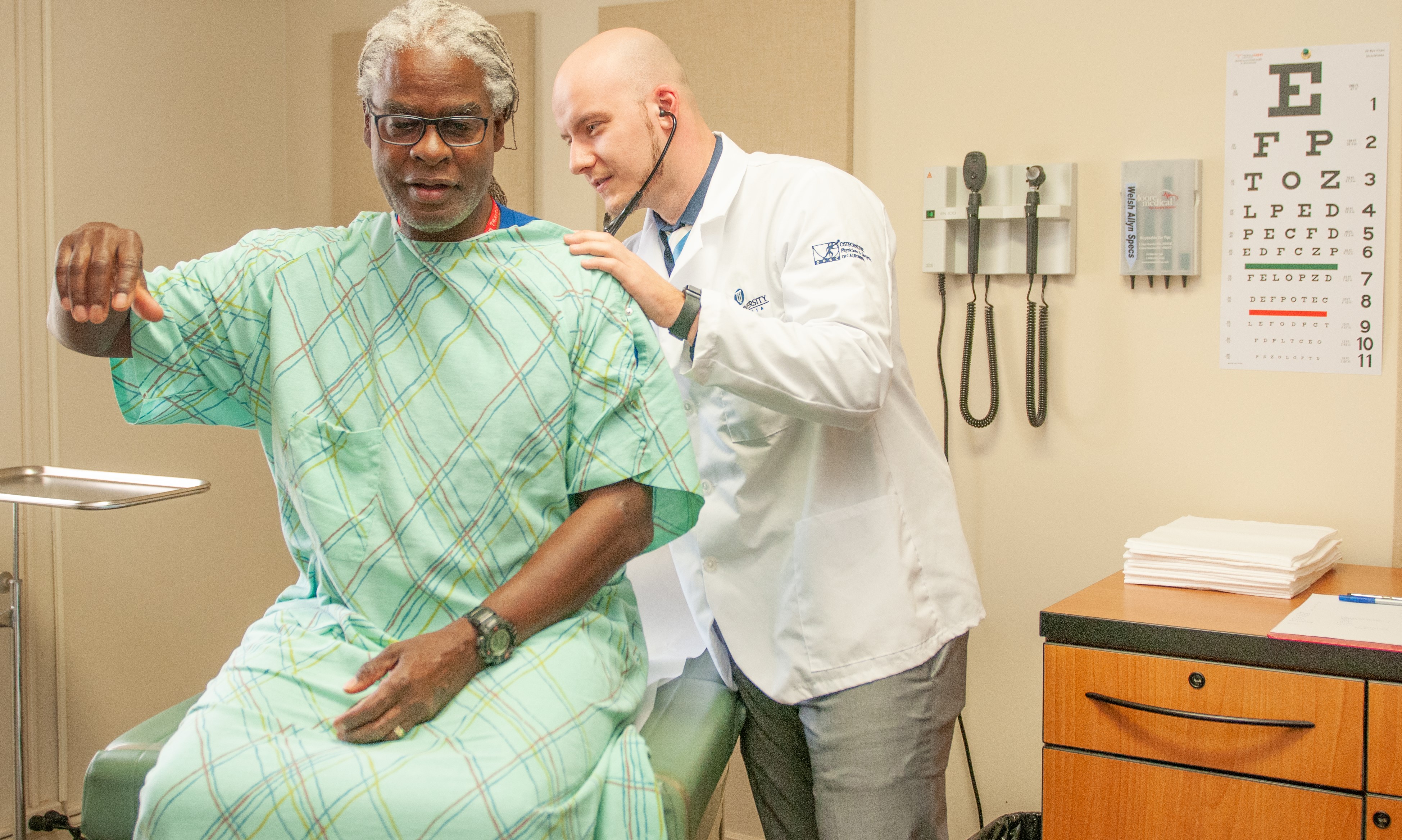 COM student gives a patient check-up