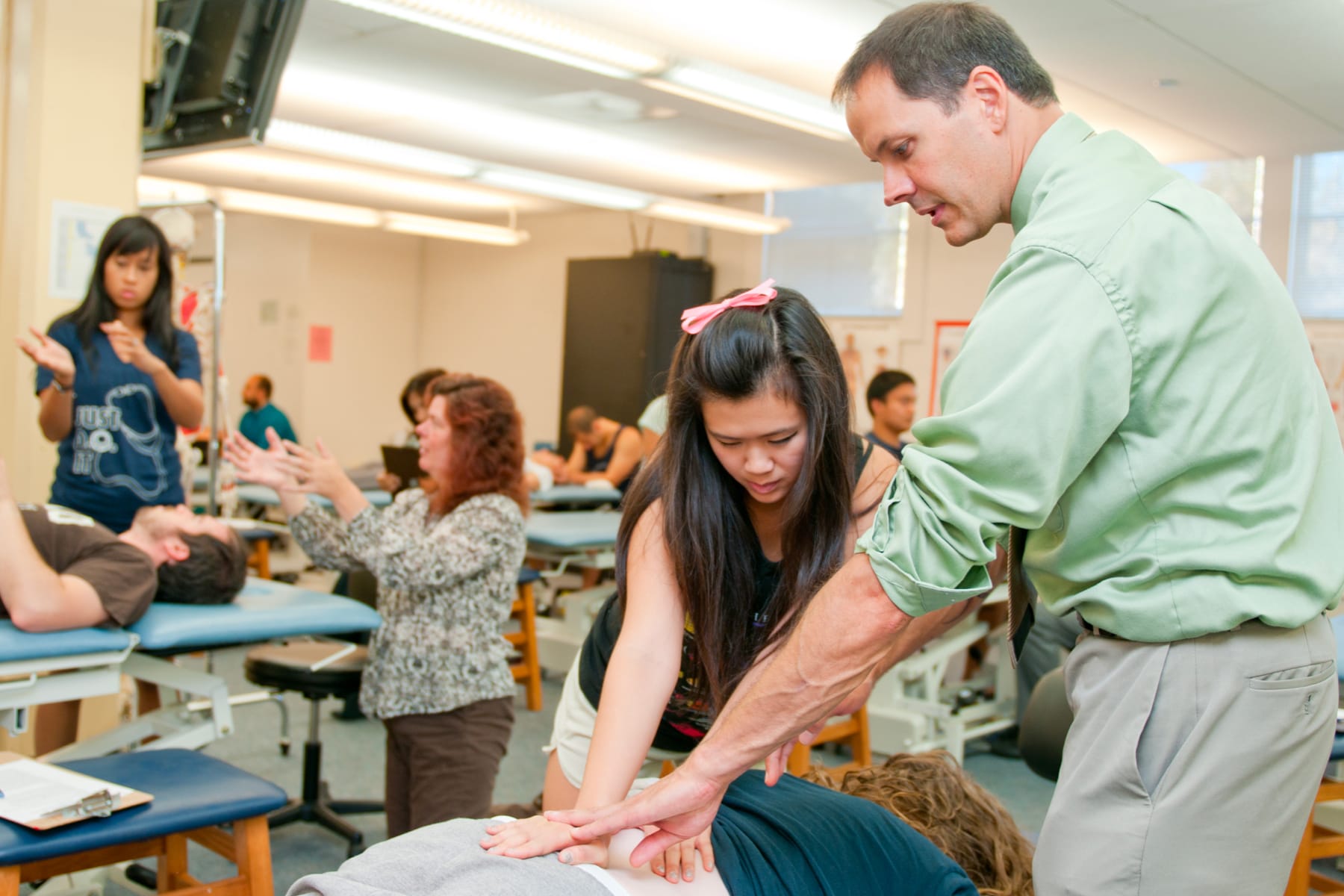 Students and teachers studying in a clinical setting