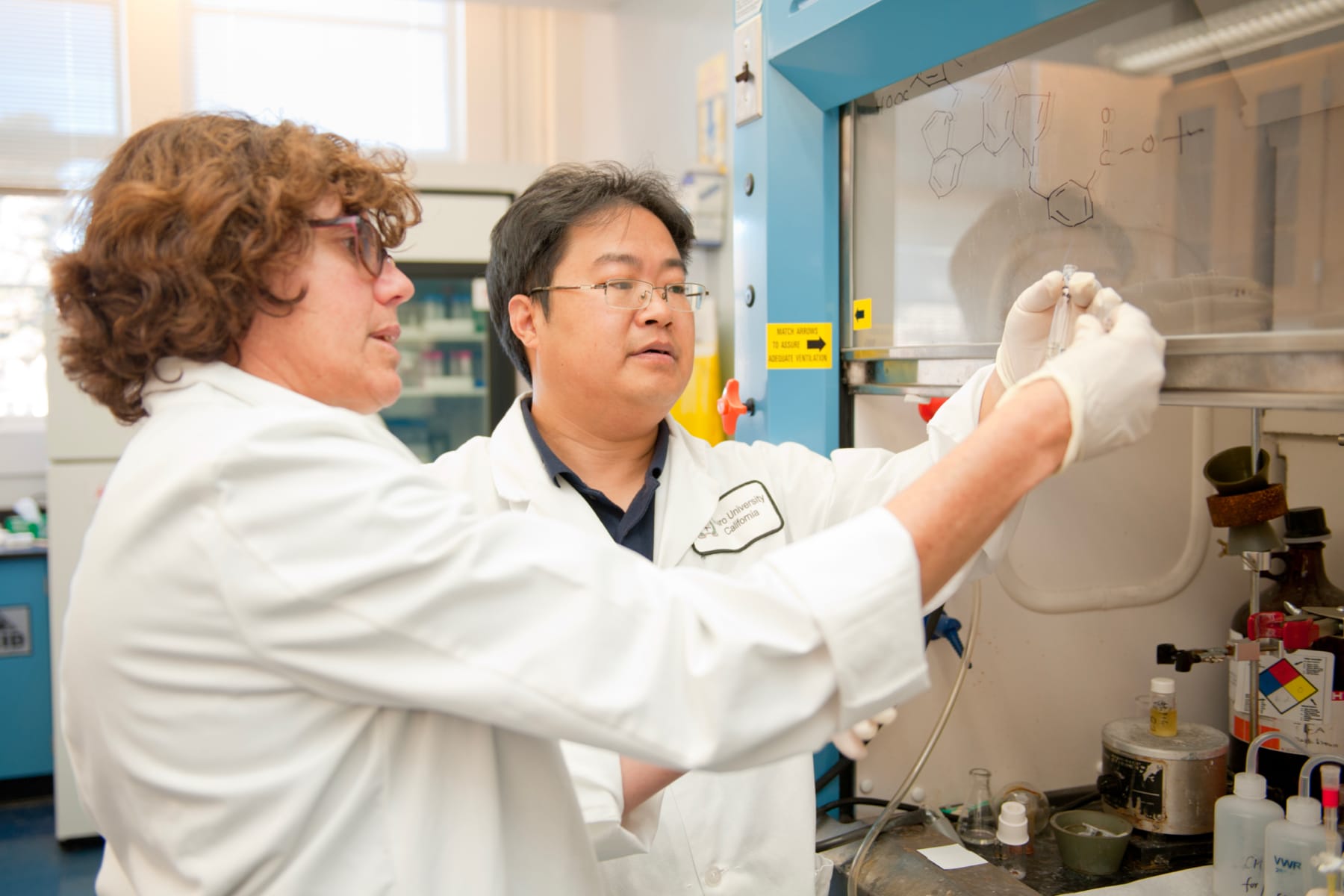 2 students in a lab setting