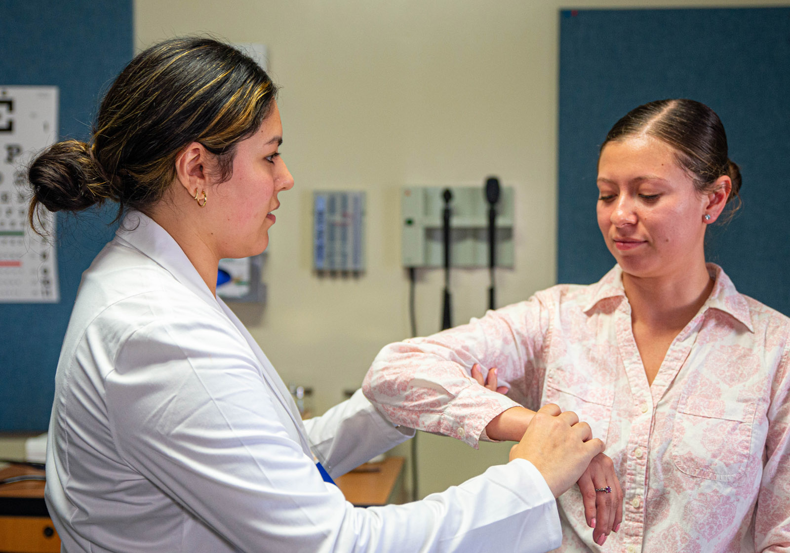 A PA student doctor examines a patient