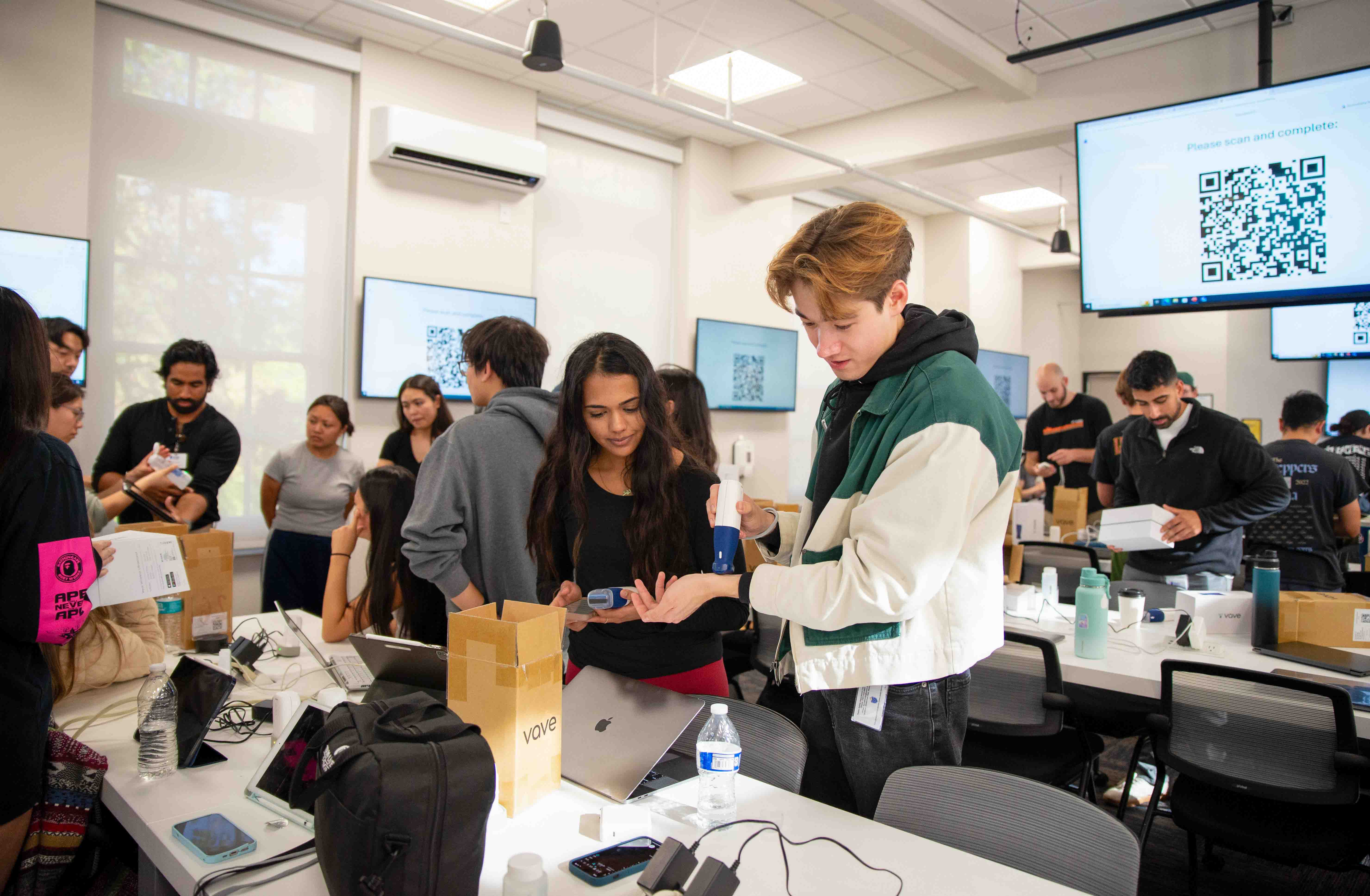 College of Osteopathic students unboxing and using their own personal Vave ultrasound device.